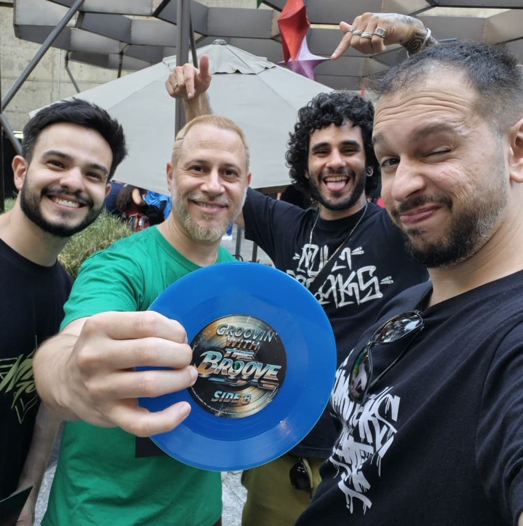 The Broove na fábrica da Vinil Brasil segurando o primeiro compacto 7 polegadas azul